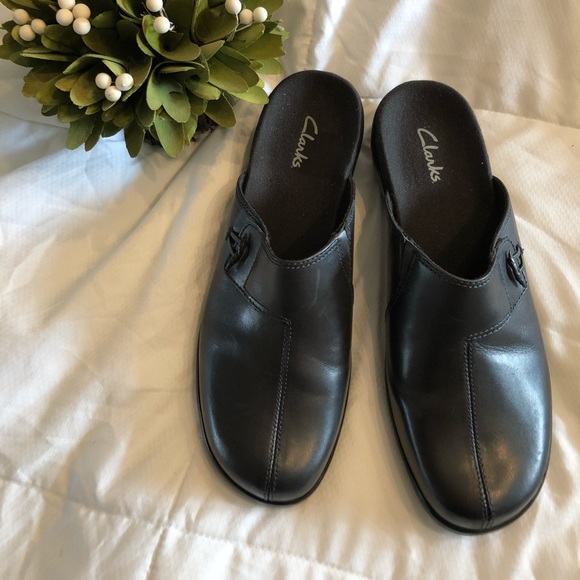 clarks navy clogs